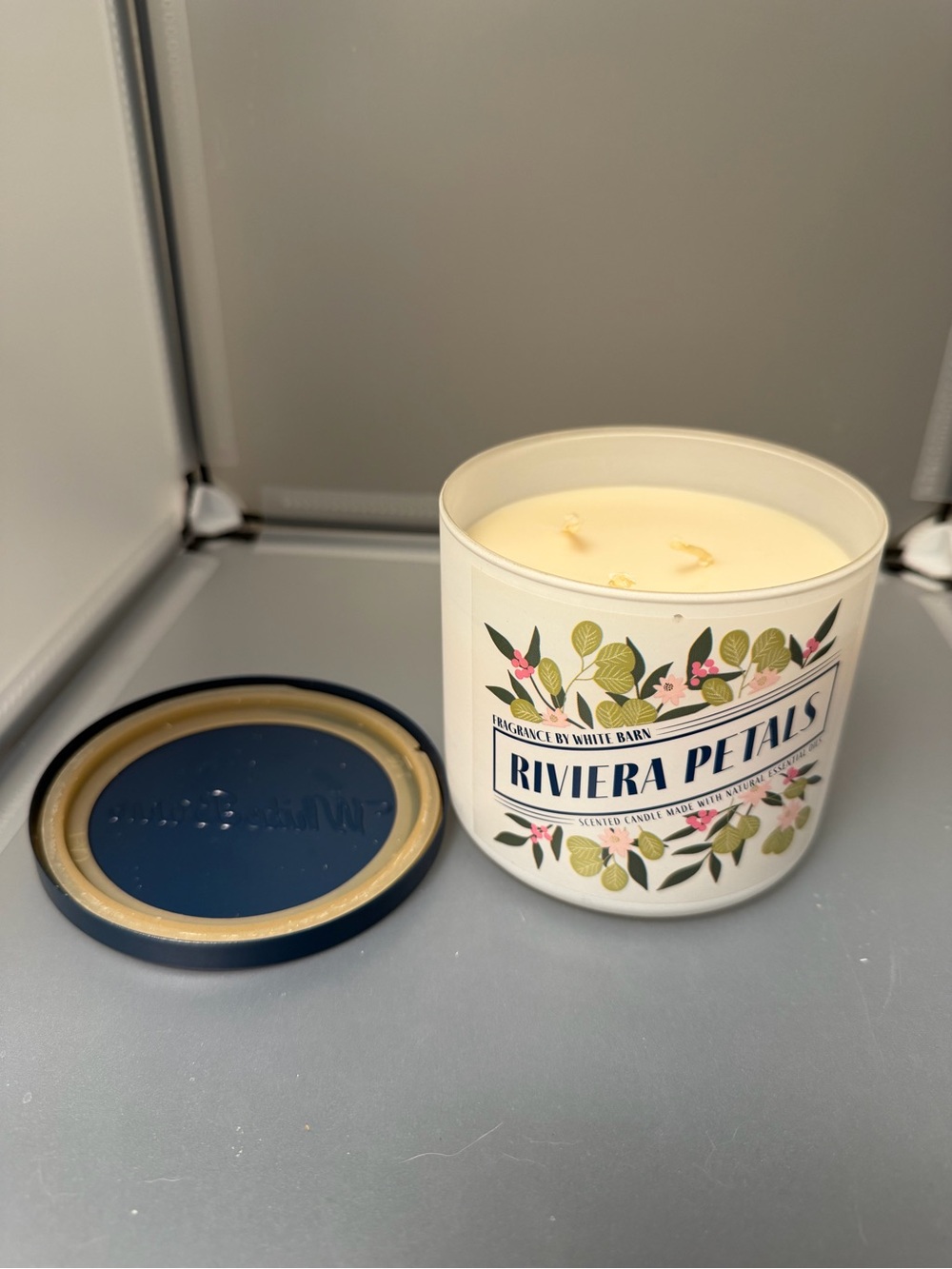 White Barn Riviera Petals Scented Candle - Picture 2 of 3